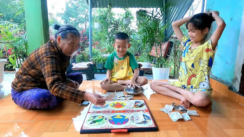 Trò chơi bầu cua rất được ưa chuộng trong những ngày lễ tết